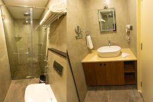 um banheiro com vaso sanitário, pia e chuveiro em Kaizen Residency Trichy em Tiruchchirappalli mais 31 fotografias