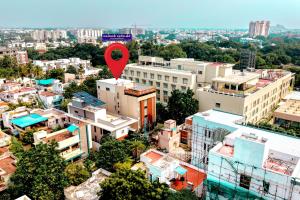 um balão vermelho no meio de uma cidade em Kaizen Residency Trichy em Tiruchchirappalli