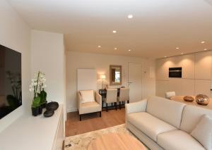 een woonkamer met een bank en een eetkamer bij Studio Ocean by BLOSS, luxe studio in Knokke in Knokke-Heist