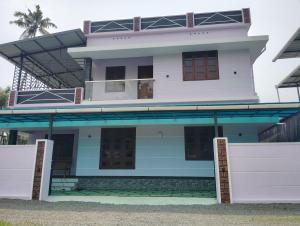 Budova, kde se ubytování v soukromí nachází + 2 fotografie