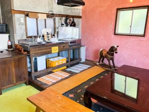 a kitchen with a horse figurine standing in a room at ギャラリー宿　INNAHOUSE ANDAGALLERY in Murotsu