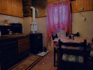 Il comprend une cuisine équipée d'une cuisinière et d'une table. dans l'établissement Radetov konak, à Ðunis