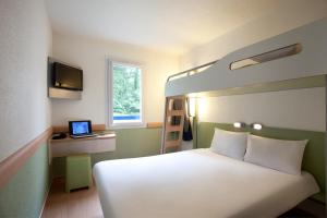 Postel nebo postele na pokoji v ubytování ibis budget Metz Sud