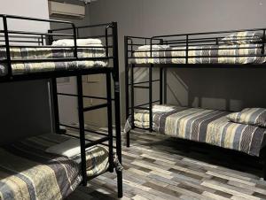 ミルデューラにあるSunraysia Staysの二段ベッド2組が備わる客室で、