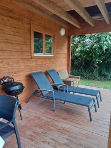 にあるChalet ICAREの椅子とテーブルとグリルのあるパティオ +2枚の写真