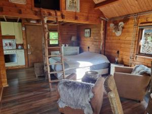 a bedroom with a bed in a log cabin at B&B de Prieelhoeve in Almere