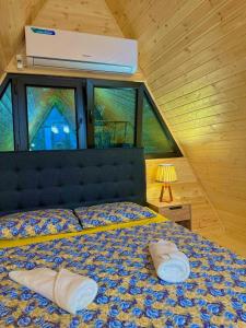 ein Schlafzimmer mit einem Bett mit zwei Handtüchern darauf in der Unterkunft Cozy wooden cottage in the forest 2 km from Kutais in Kutaissi