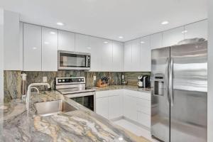 Η κουζίνα ή μικρή κουζίνα στο Waterfront Two-Bedroom Townhome with Canal View