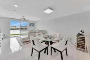 Χώρος καθιστικού στο Waterfront Two-Bedroom Townhome with Canal View
