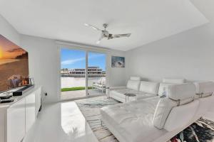 Χώρος καθιστικού στο Waterfront Two-Bedroom Townhome with Canal View