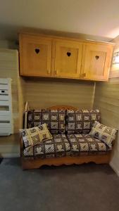 eine Couch mit Kissen darauf in einem Zimmer in der Unterkunft Gentianes 6 in La Norma