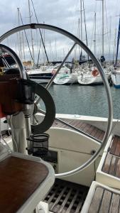 un barco amarrado a un muelle con barcos en el agua en Exclusive Unique Experience on a Sailboat All Year Round TNINA, en Valencia