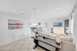 劳德代尔堡Modern Three-Bedroom Retreat with Private Pool的带沙发和桌子的客厅