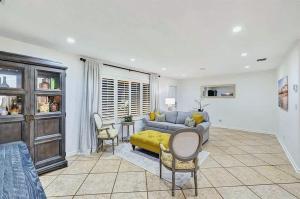 劳德代尔堡Modern Three-Bedroom Retreat with Private Pool的带沙发、桌子和椅子的客厅