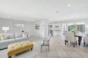 劳德代尔堡Modern Three-Bedroom Retreat with Private Pool的带沙发和桌子的客厅 更多43张照片