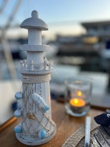 Un pequeño faro de cristal situado encima de una mesa. en Exclusive Unique Experience on a Sailboat All Year Round TNINA, en Valencia 49 fotos más