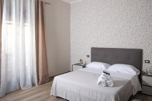 Una cama o camas en una habitación de I Gemelli Suites
