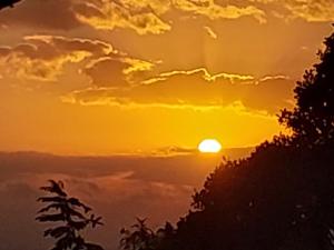 una puesta de sol con la puesta de sol en el horizonte en The Blue Lagoon Villas, en Nusa Ceningan