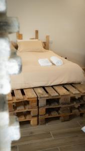 にあるLe Refuge Des Saisonsのベッド(パレット製)