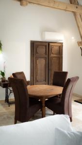 にあるLe Refuge Des Saisonsの木製のテーブルと椅子のあるダイニングルーム +25枚の写真