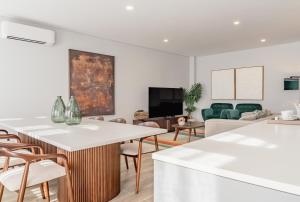 eine Küche und ein Wohnzimmer mit Tisch und Stühlen in der Unterkunft LR Vintage 65 in Vila Real