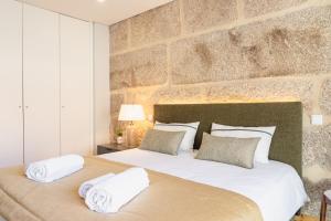 ein Schlafzimmer mit einem großen Bett mit zwei Kissen in der Unterkunft LR Vintage 65 in Vila Real