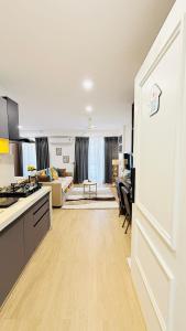 een keuken en een woonkamer met een tafel bij Airport Oasis Near Pune Airport Symbiosis College in Pune