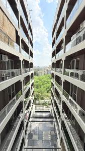 een uitzicht tussen twee hoge gebouwen bij Airport Oasis Near Pune Airport Symbiosis College in Pune