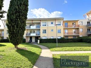 een boom voor een groot gebouw bij L'Atelier 6 - Poitiers in Mignaloux-Beauvoir