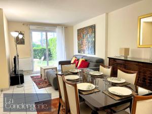 een eettafel en stoelen in de woonkamer bij L'Atelier 6 - Poitiers in Mignaloux-Beauvoir