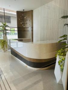 een lobby met een receptie en potplanten bij Airport Oasis Near Pune Airport Symbiosis College in Pune +52 foto's