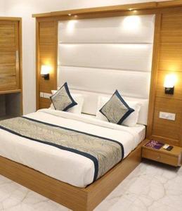 Postel nebo postele na pokoji v ubytování The Cozy Couple Villa DHA