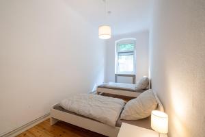 a bedroom with two beds and a window at Apt Silizium 3 Zimmer Monteurwohnung zentral in Fürstenwalde