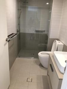 Ένα μπάνιο στο Mulberry Life Apartments