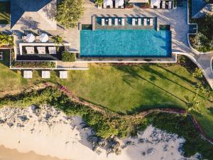 eine Luftaufnahme eines Hauses mit Swimmingpool in der Unterkunft Raffles Bali in Jimbaran
