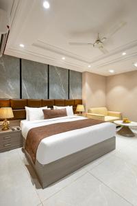 Giường trong phòng chung tại Hotel Deluxe Stay Inn Delhi Airport