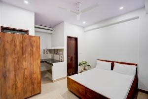 Katil atau katil-katil dalam bilik di Hotel O Apno Ghar +25 gambar