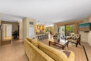 una sala de estar con un sofá y una mesa en Kaanapali Alii 411 · ALII 411 Ground Floor 2BD at OceanFront Res, en Lahaina