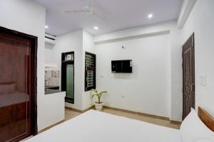 Televisyen dan/atau pusat hiburan di Hotel O Apno Ghar