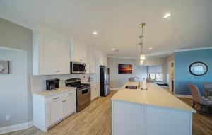 Köök või kööginurk majutusasutuses Beachfront Three-Bedroom Condo with Ocean Views