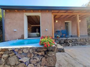Bazén v ubytování Ilice tiny house nebo v jeho okolí