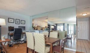 Khu vực ghế ngồi tại Gulf-Front Two-Bedroom Condo with Panoramic Views