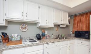 Nhà bếp/bếp nhỏ tại Gulf-Front Two-Bedroom Condo with Panoramic Views +13 ảnh