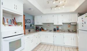 Nhà bếp/bếp nhỏ tại Gulf-Front Two-Bedroom Condo with Panoramic Views