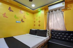 加尔各答Hotel O Star View的一间有一张床和一张沙发的小房间 更多24张照片