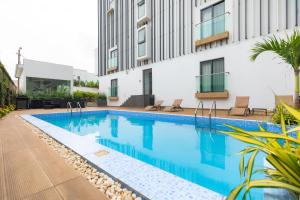 Der Swimmingpool an oder in der Nähe von Belfast studio-Blue Waters Property Management