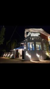 韦利格默J Walker Hostel的夜间侧面有灯光的建筑物