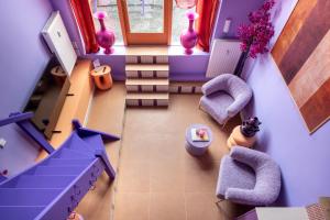 une vue aérienne d'une maison de poupée avec des meubles violets dans l'établissement Lush Lofts, à Breda