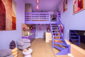 Cette chambre dispose de lits superposés bleus et d'un escalier. dans l'établissement Lush Lofts, à Breda