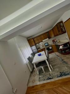 - une cuisine avec une table au milieu d'une pièce dans l'établissement Vila Nedim, à Svrake 3 autres photos